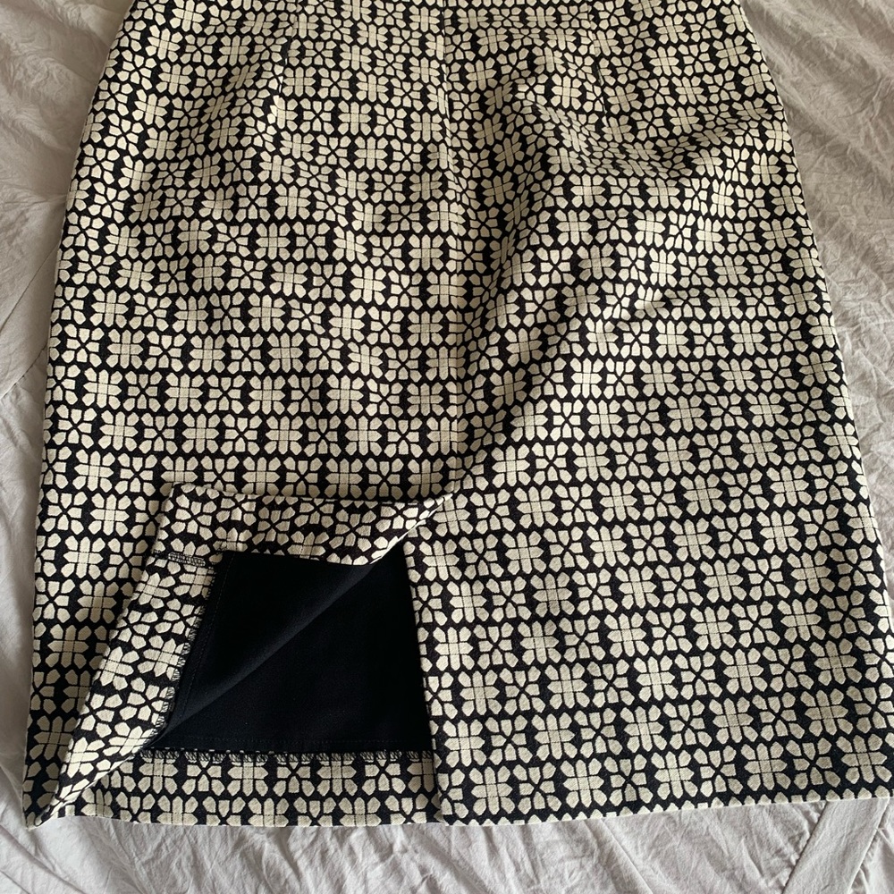 Size 4 Banana Republic women's black background and white design skirt